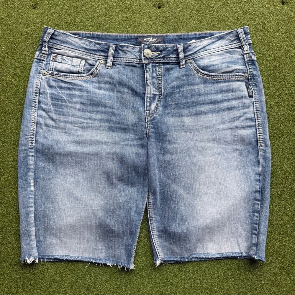 Silver Jeans Co Suki Capri Denim Shorts Medium Wash Distressed Raw Hem Size 16